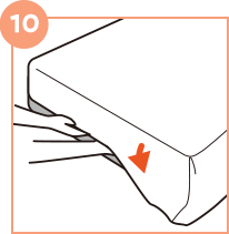 足元のシーツも、足元からマットレスの下にシーツを折り込むように入れます。