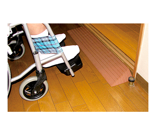 高齢者の転倒防止】床に貼る木製手すり『スタンバー