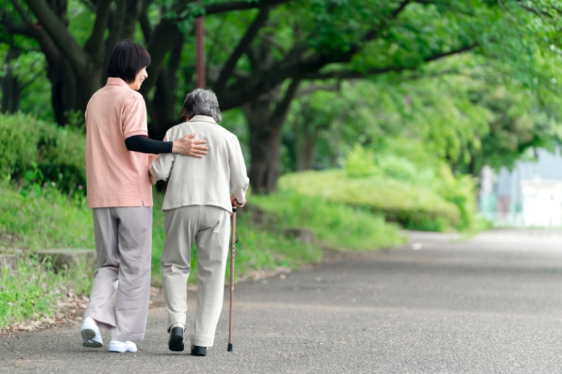 認知症の方が徘徊したときの接し方や対応方法