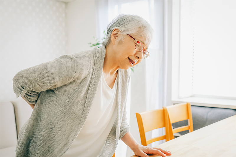 高齢者に起こりやすい腰椎圧迫骨折