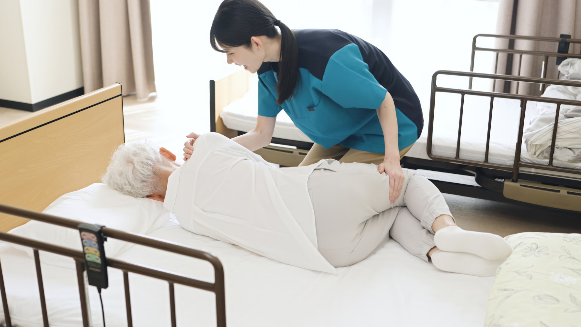 体位変換とは？頻度や体位別の手順、スムーズに行うポイントを解説廃用症候群の予防法