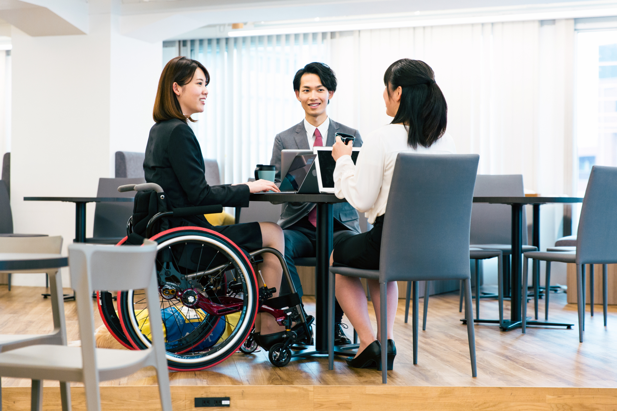 ユニバーサルデザインの基本｜バリアフリーとの違い、7原則や身の回りの具体例を紹介廃用症候群の予防法