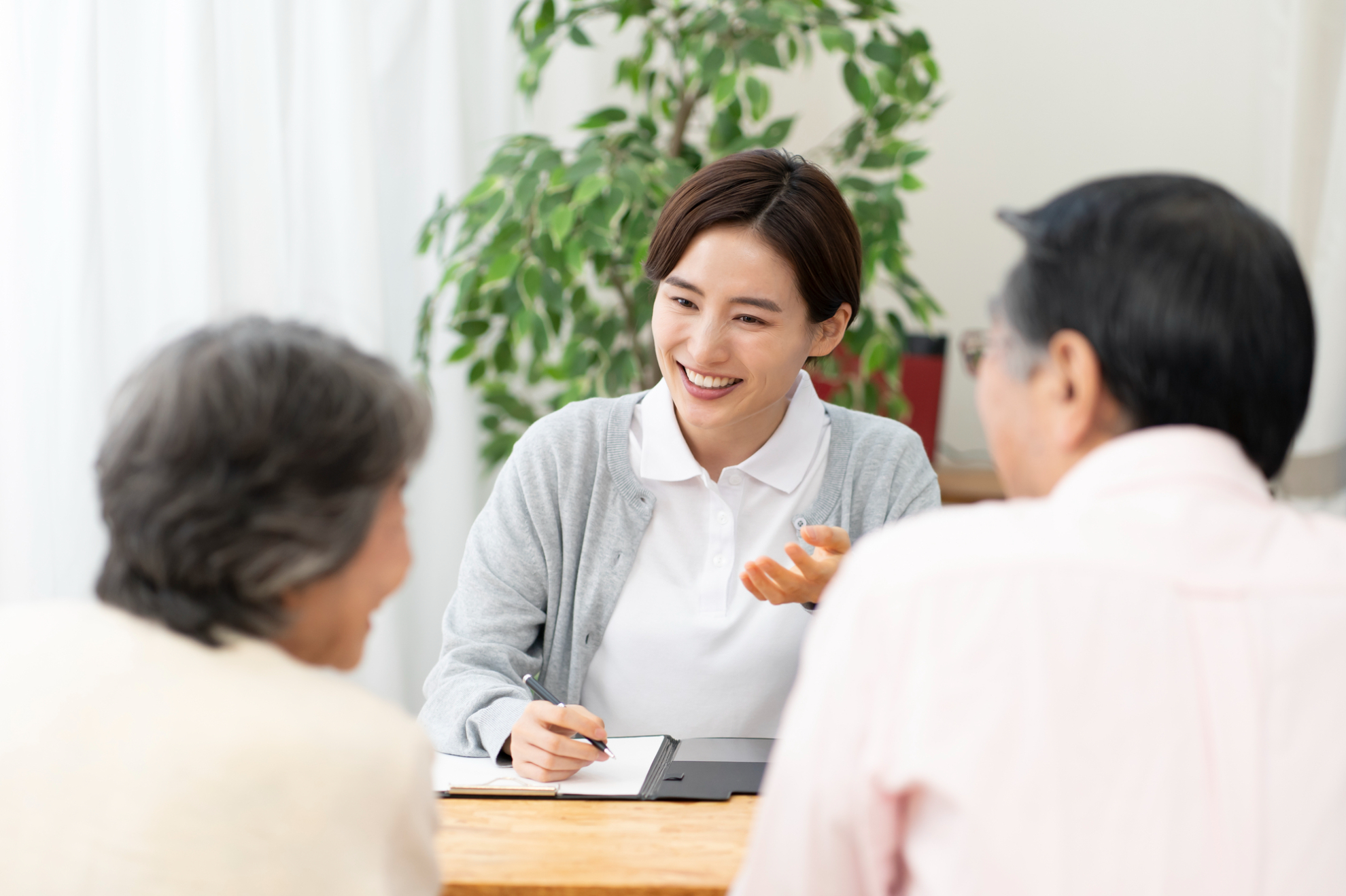 ケアマネジャーの業務範囲とは？仕事の流れや資格取得のルートを解説