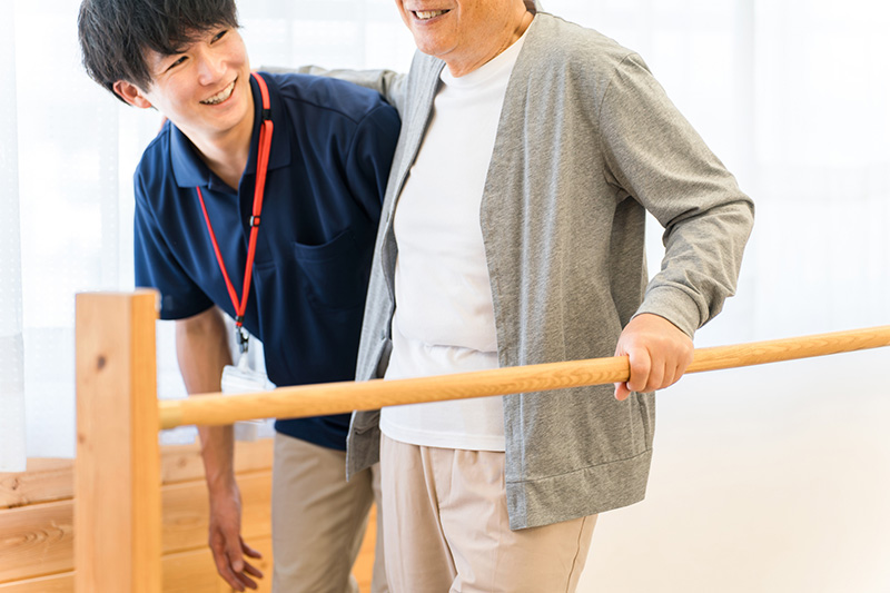 老健（介護老人保健施設）とは？特養との違いや費用目安、入所条件を解説