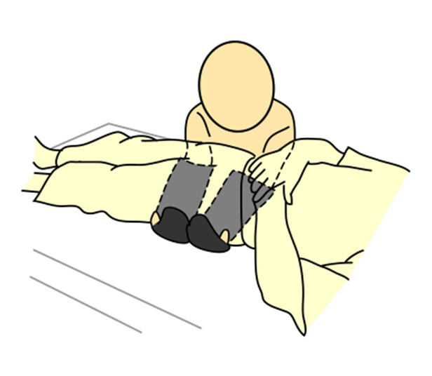 使用イメージ：⼿袋（てぶくろ）状に縫製されており、からだの下に差し込むことで、ベッドの上での左右の移動が簡単にできます。