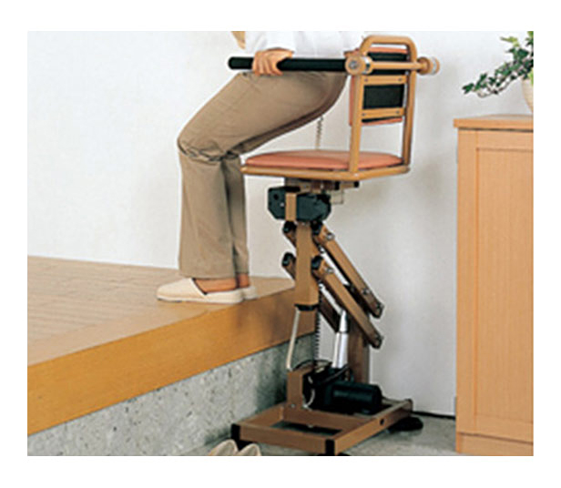 商品の使用例：椅子に座ったまま、リモコンで42〜84cmまで無段階で昇降。左右には180度回転します。